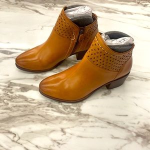 kelsi dagger leather boots. Size 9.5